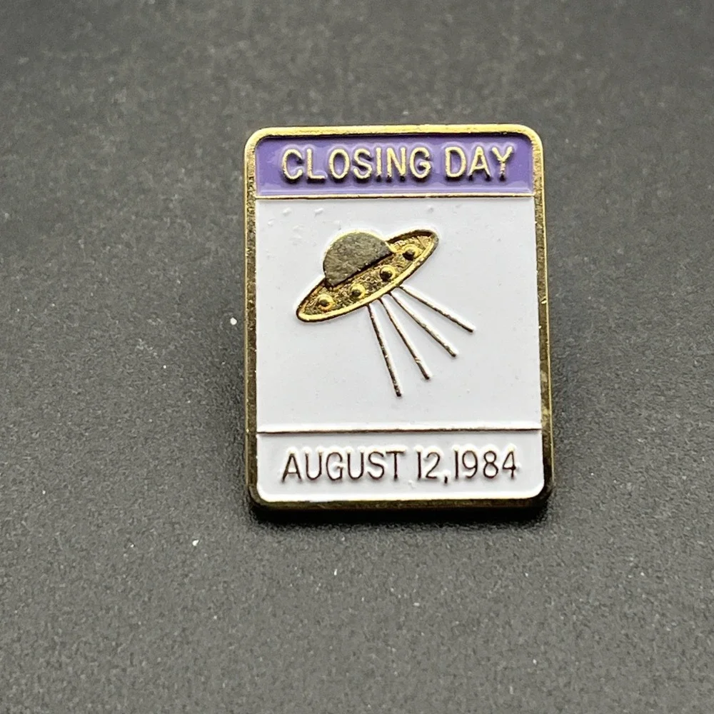 Vintage 1984 Los Angeles Olympics Closing Day August 12th UFO Lapel Hat Pin‎